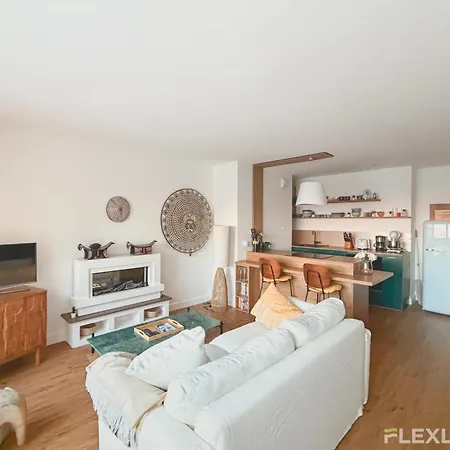 Apartment Spacious Two-bedroom In The 13th With Balcony