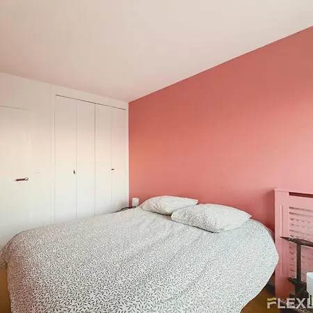 Spacious Two-bedroom In The 13th With Balcony Apartment
